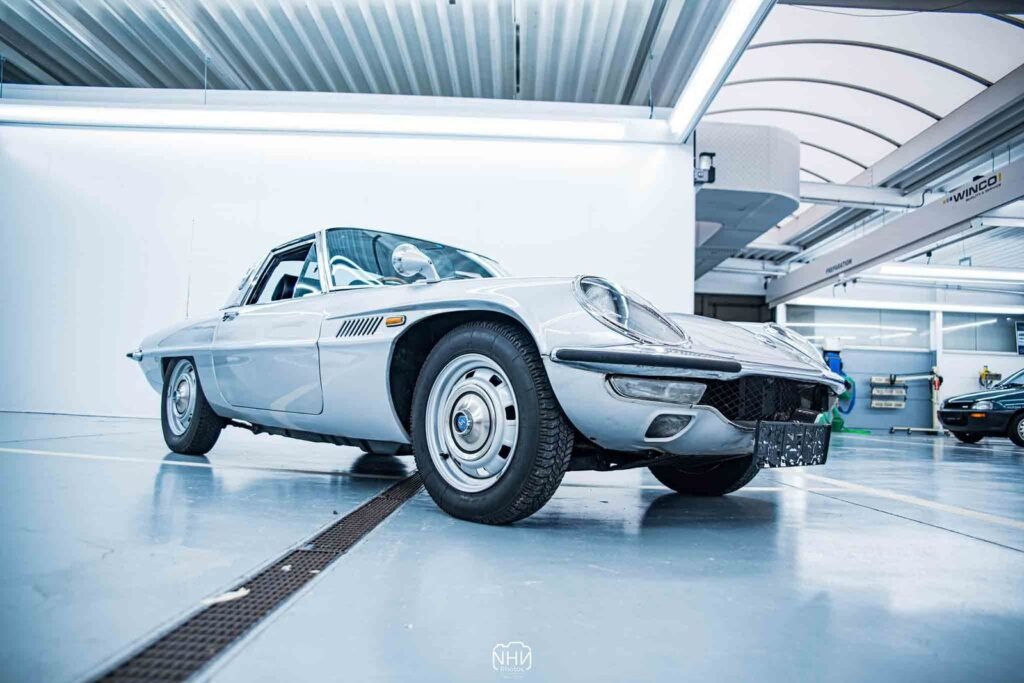 Voiture de collection photographiée dans un showroom