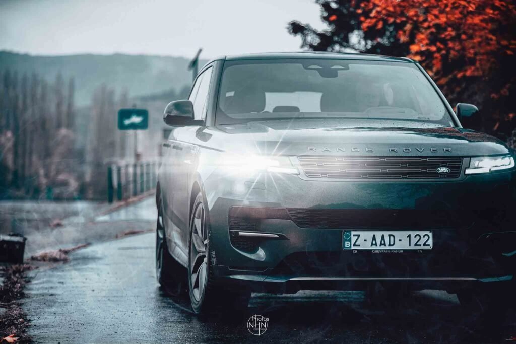 Range Rover photographié sous la pluie