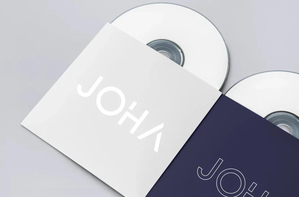 Pochette de disque blanche et violette portant le nom JOYA