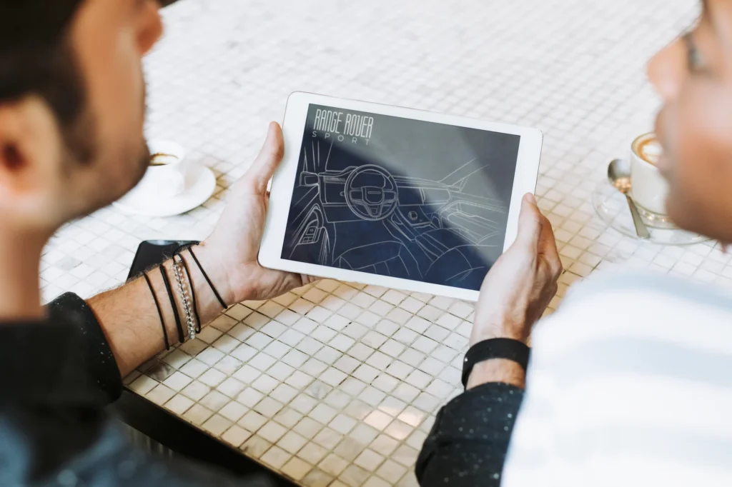 Présentation d’une création graphique sur une tablette tenue à deux mains
