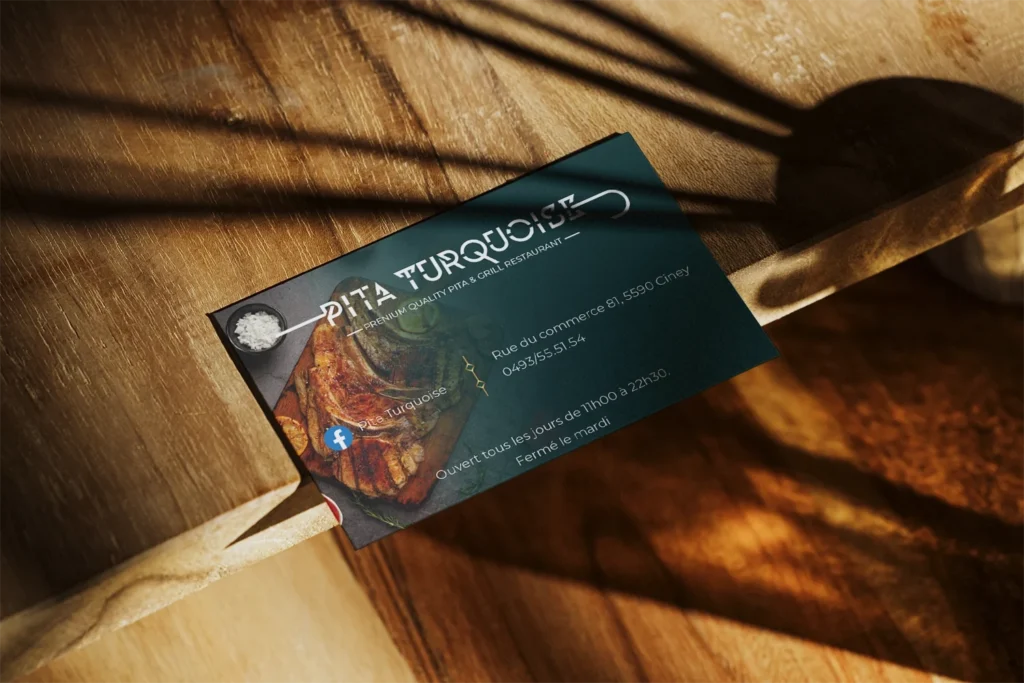 Carte de visite Pita Turquoise sur un fond de bois