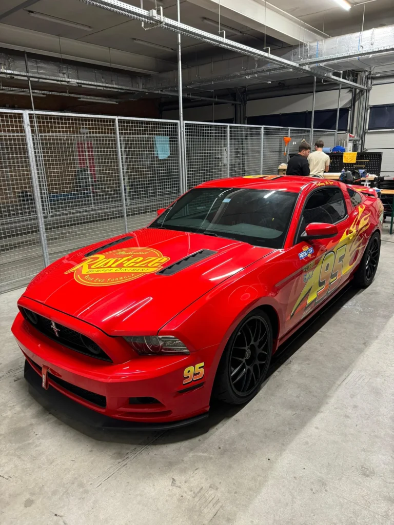 Ford Mustang rouge décorée avec le numéro 95