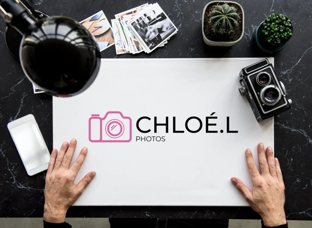 Logotype rose et noir Chloé.L entouré de matériel photographique