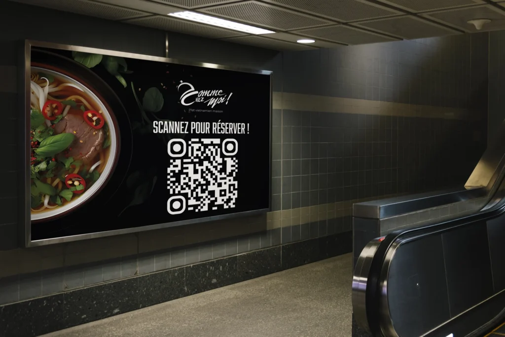 Affiche de restauration avec QR code présentée dans un espace de transport