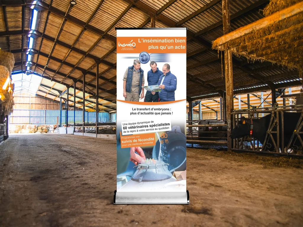 Support roll-up orange et blanc dans un intérieur industriel