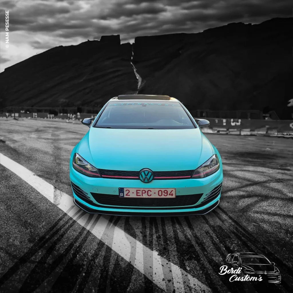 Composition graphique d’une Golf turquoise vue de face