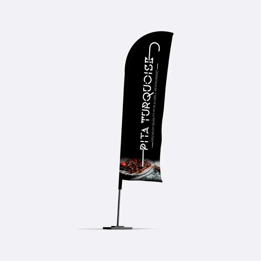 Drapeau publicitaire vertical noir présenté sur fond clair