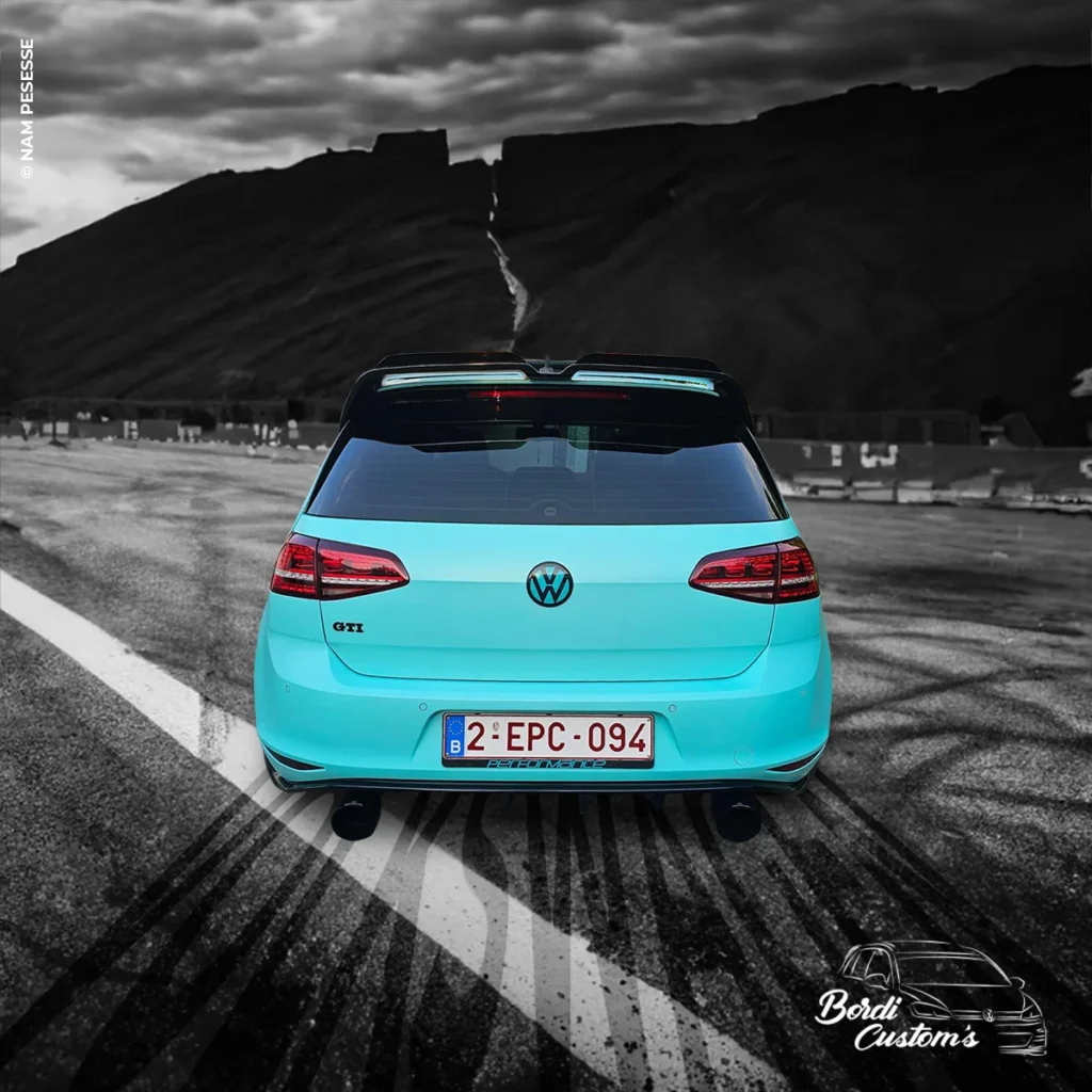Composition graphique avec une Golf turquoise vue de dos