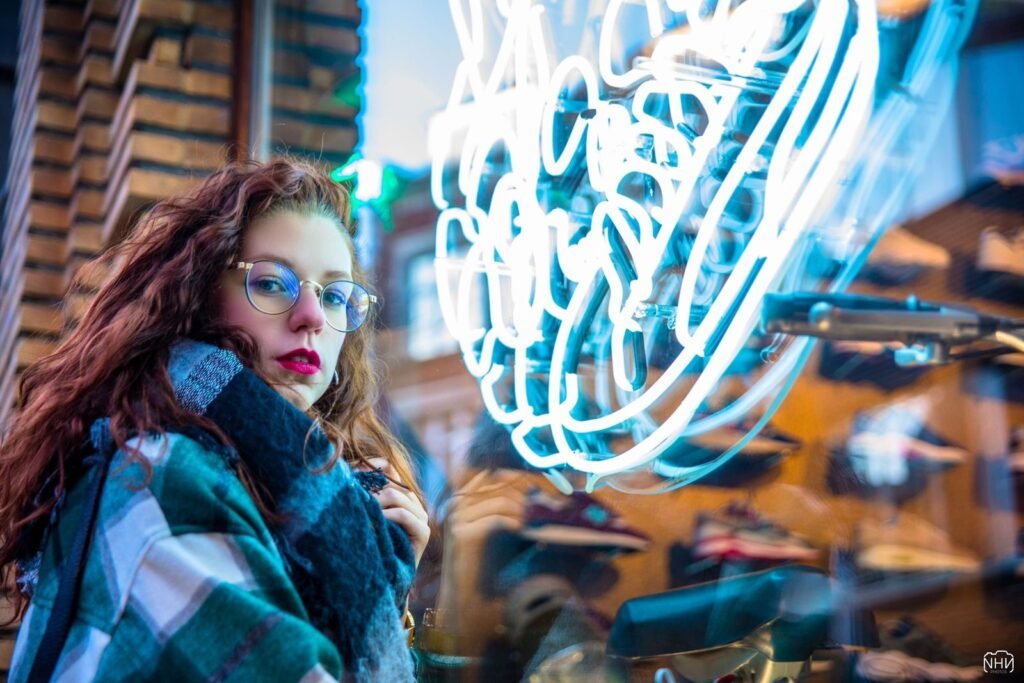 Portrait féminin sous une lumière urbaine colorée