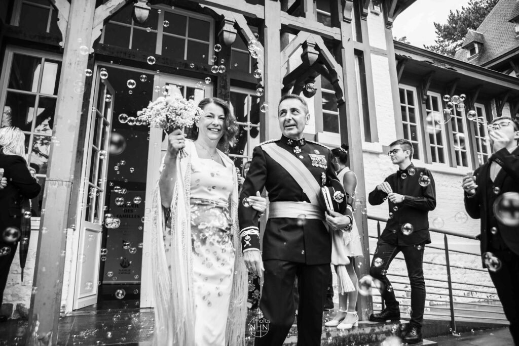 Les mariés à la sortie de leur cérémonie